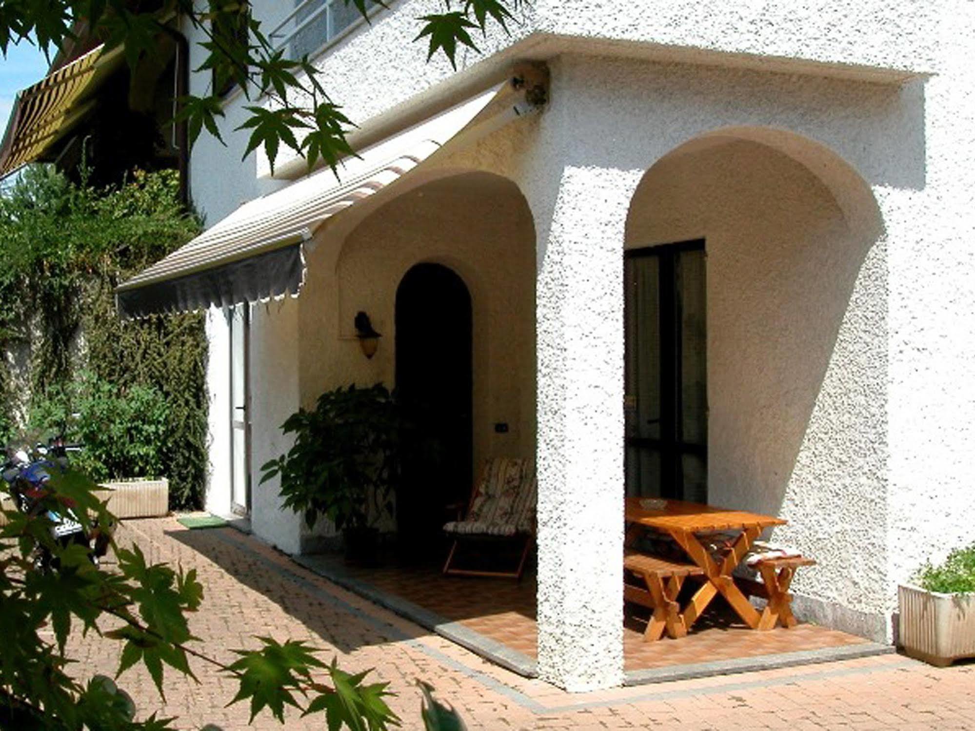B&B Villa Monterosa Con Piscina Castronno Dış mekan fotoğraf